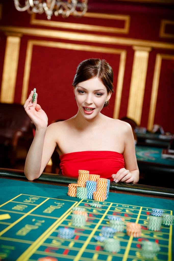 Antarmuka aplikasi bijiqq untuk Android menampilkan pasar Liga 1 dan live dealer dengan notifikasi real-time